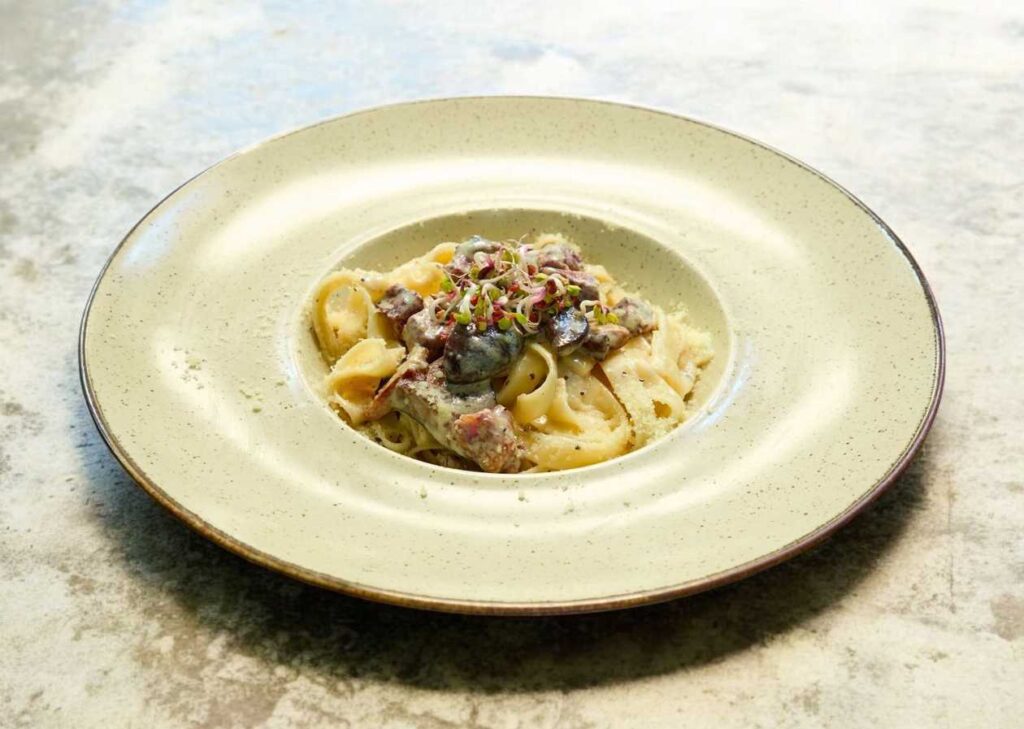 Pasta veiseliha ja metsaseentega