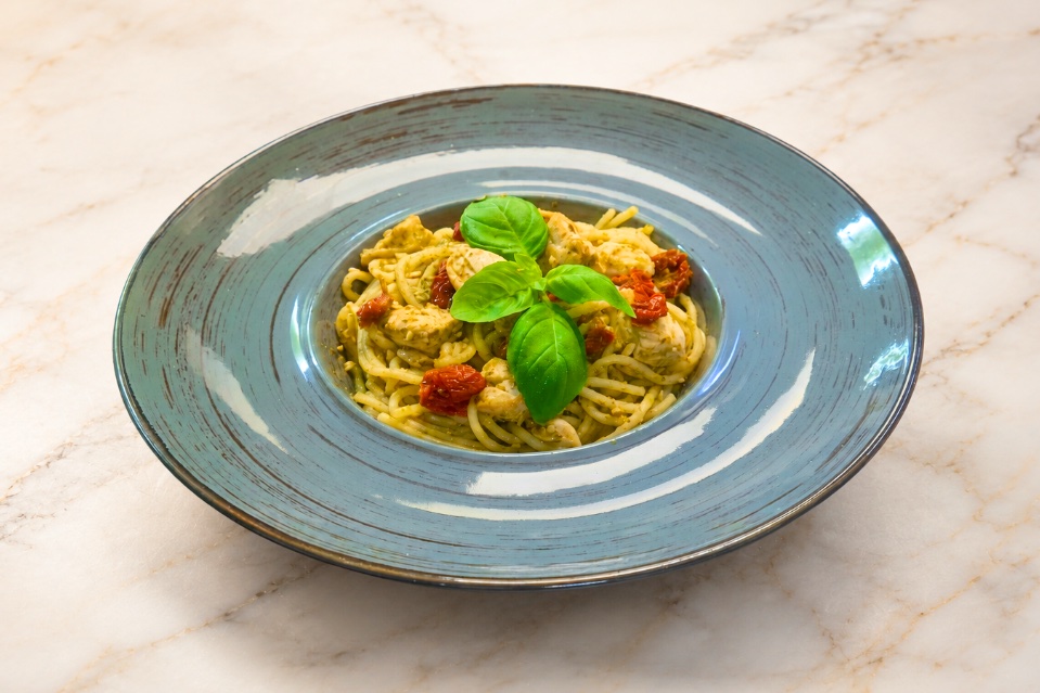Chicken & sun-dried tomato pasta